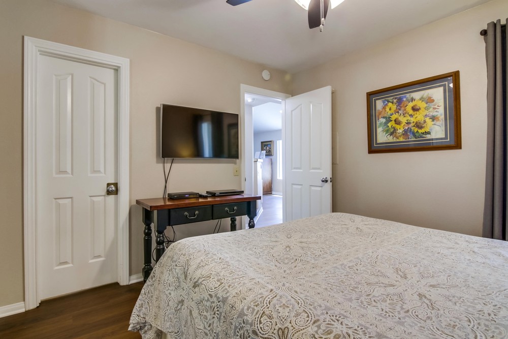 Virtual tour photo 30 of 43 for 735 Santa Clara Pl #3