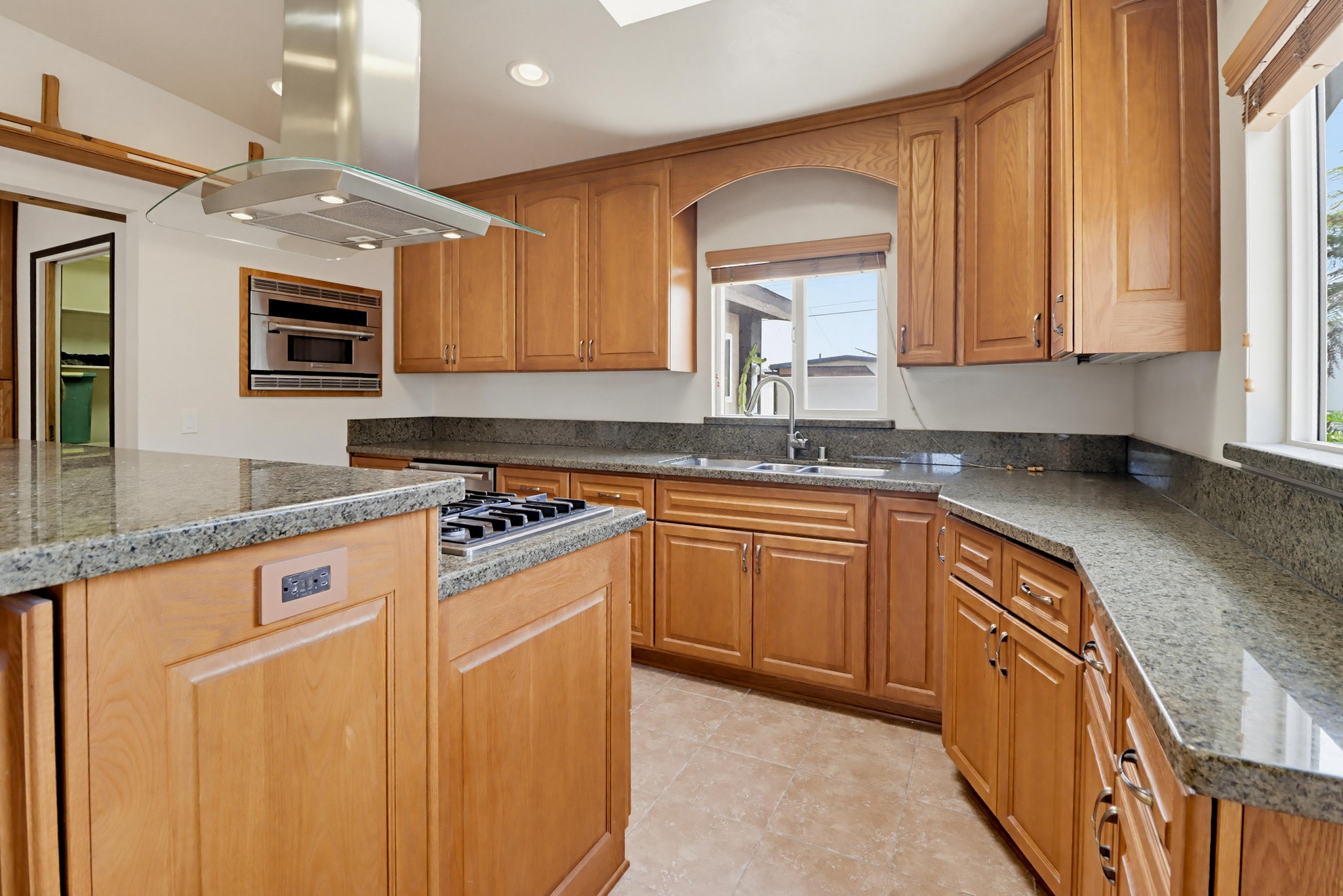 Virtual tour photo 17 of 41 for 737 Hemlock Ave