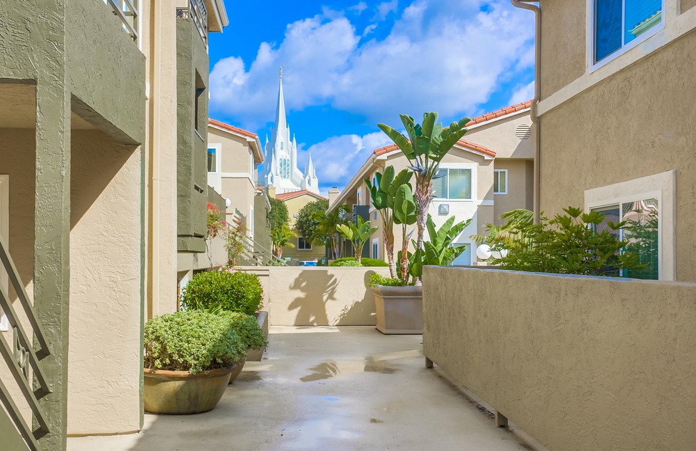 Virtual tour photo 3 of 35 for 7405 Charmant Dr UNIT 2225