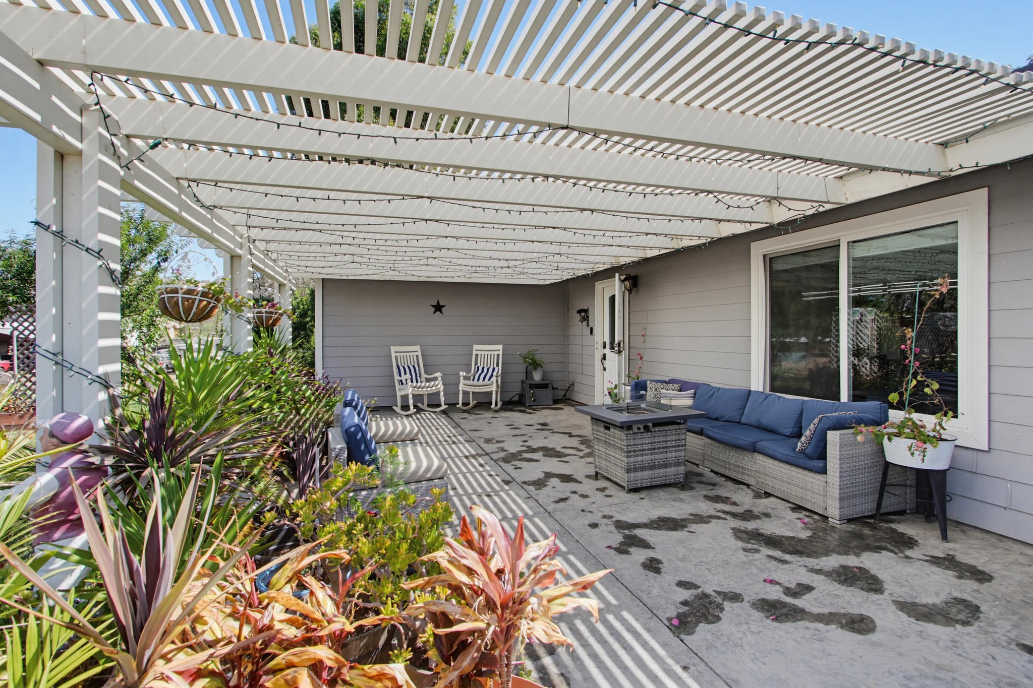 Virtual tour photo 12 of 61 for 743 Davis St