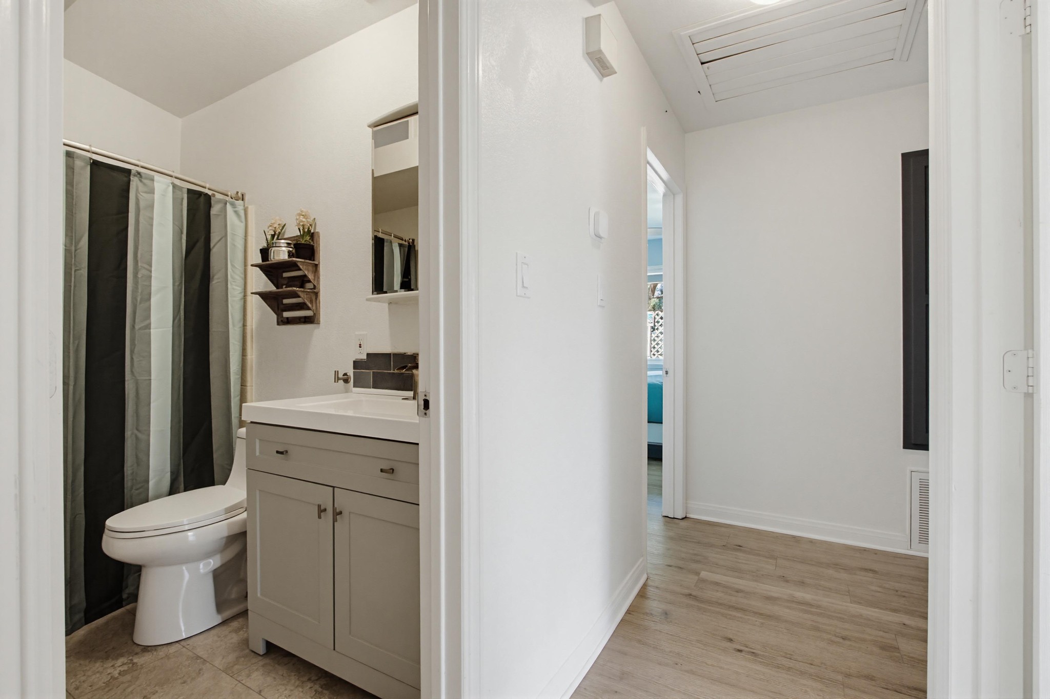 Virtual tour photo 33 of 61 for 743 Davis St