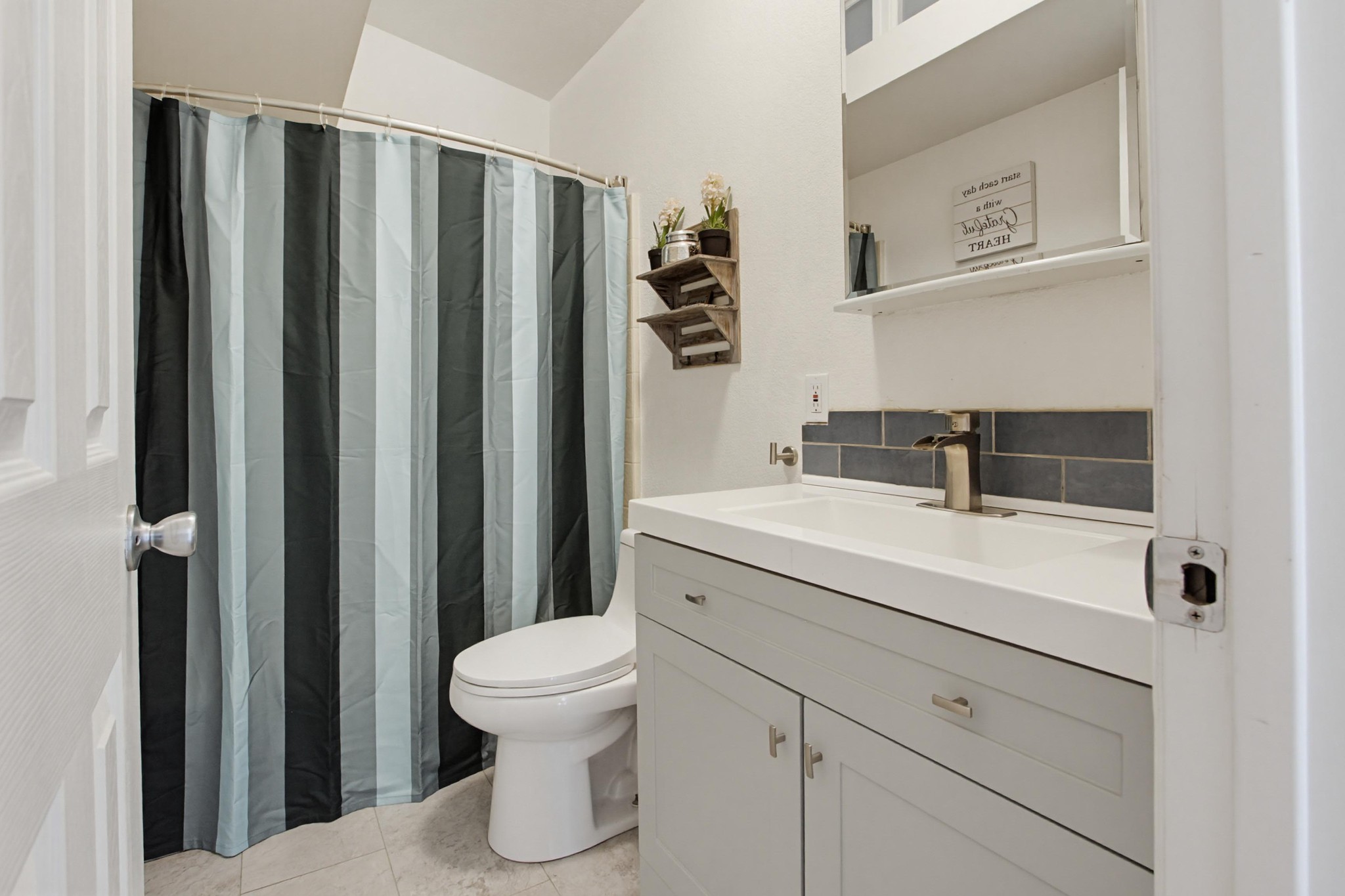 Virtual tour photo 34 of 61 for 743 Davis St