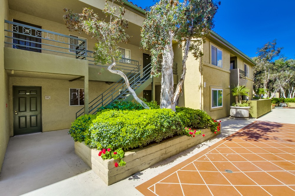 Virtual tour photo 4 of 35 for 7565 Charmant Drive #309