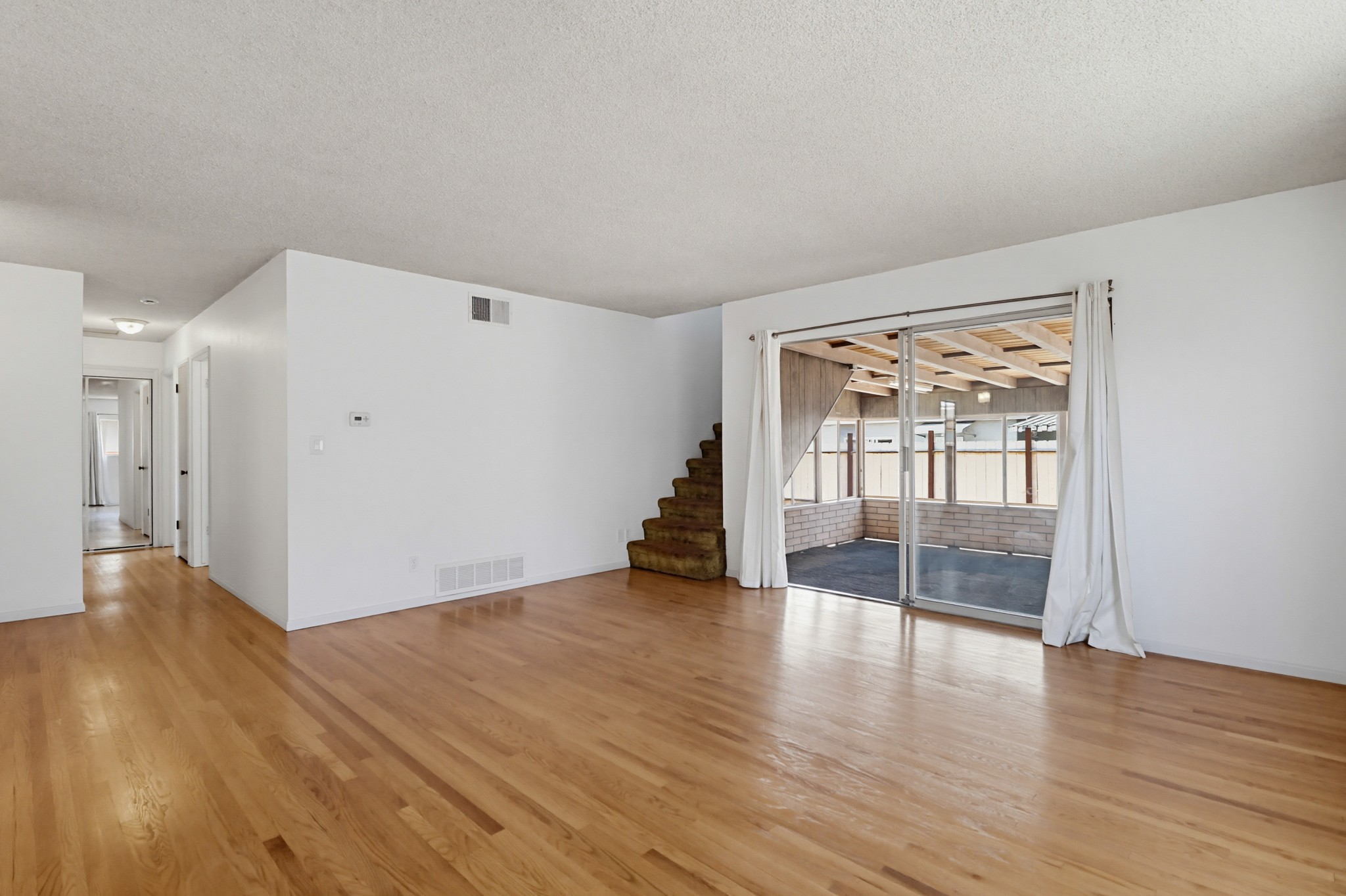 Virtual tour photo 6 of 48 for 772 Applewood Dr