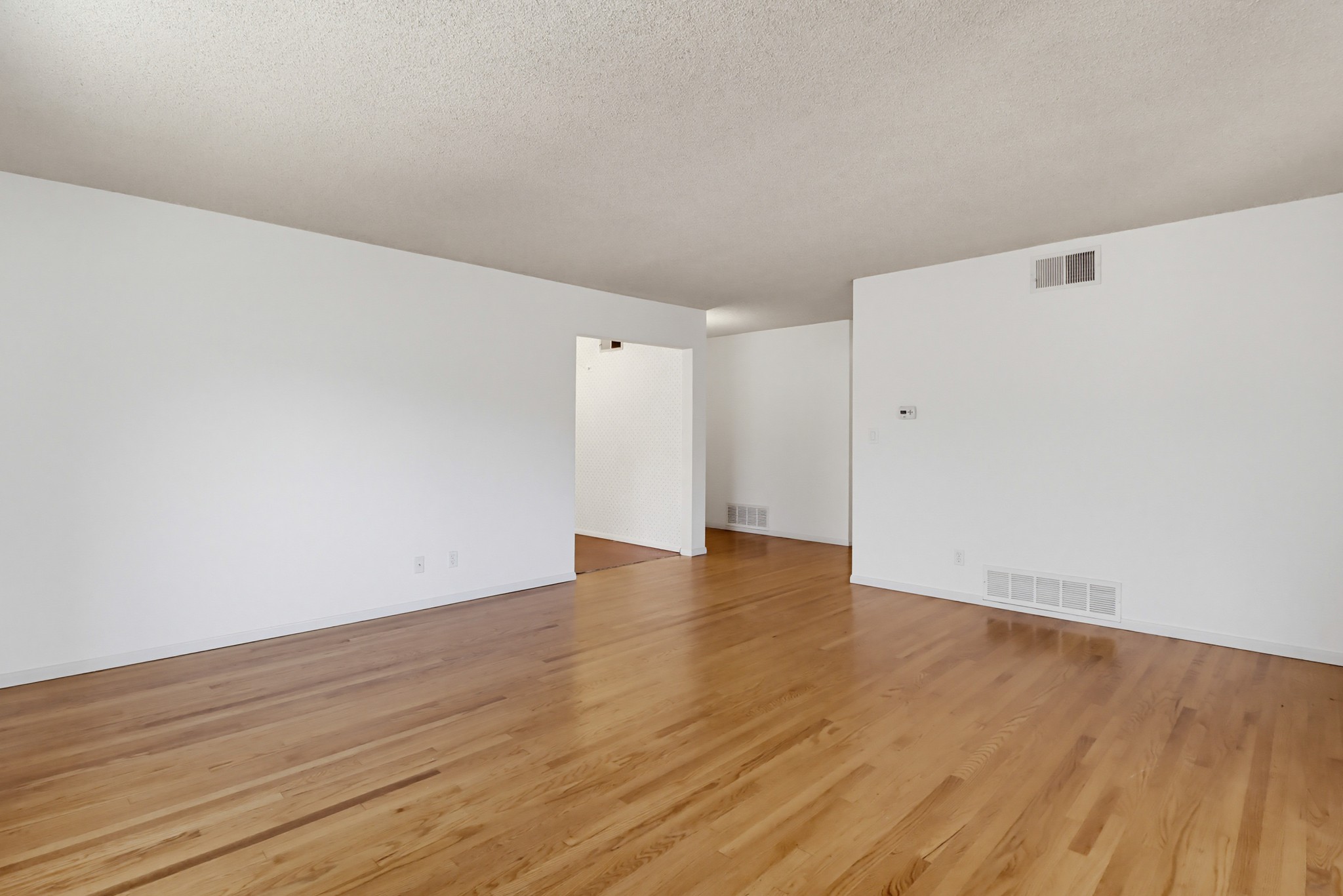 Virtual tour photo 9 of 48 for 772 Applewood Dr