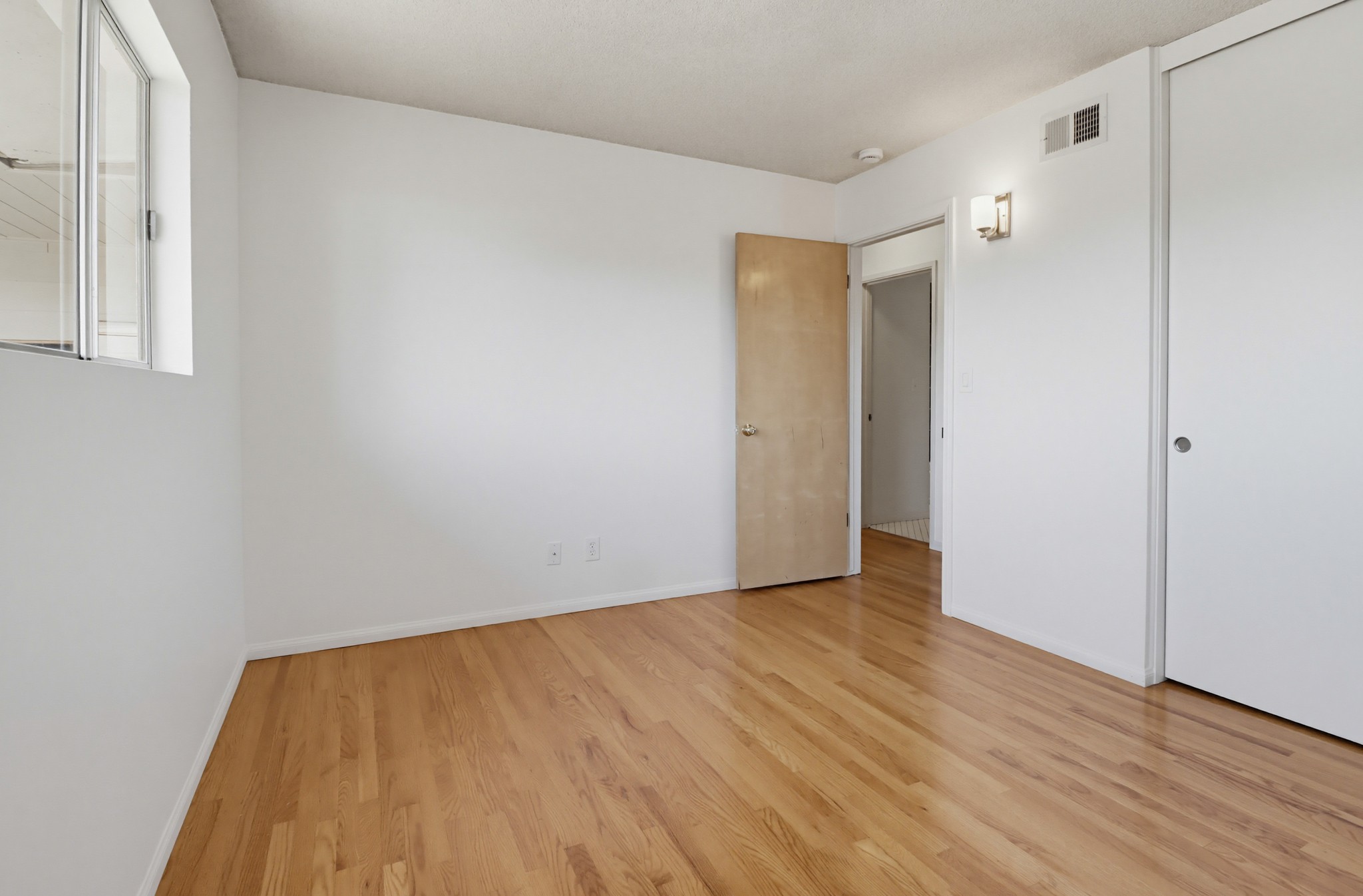 Virtual tour photo 16 of 48 for 772 Applewood Dr