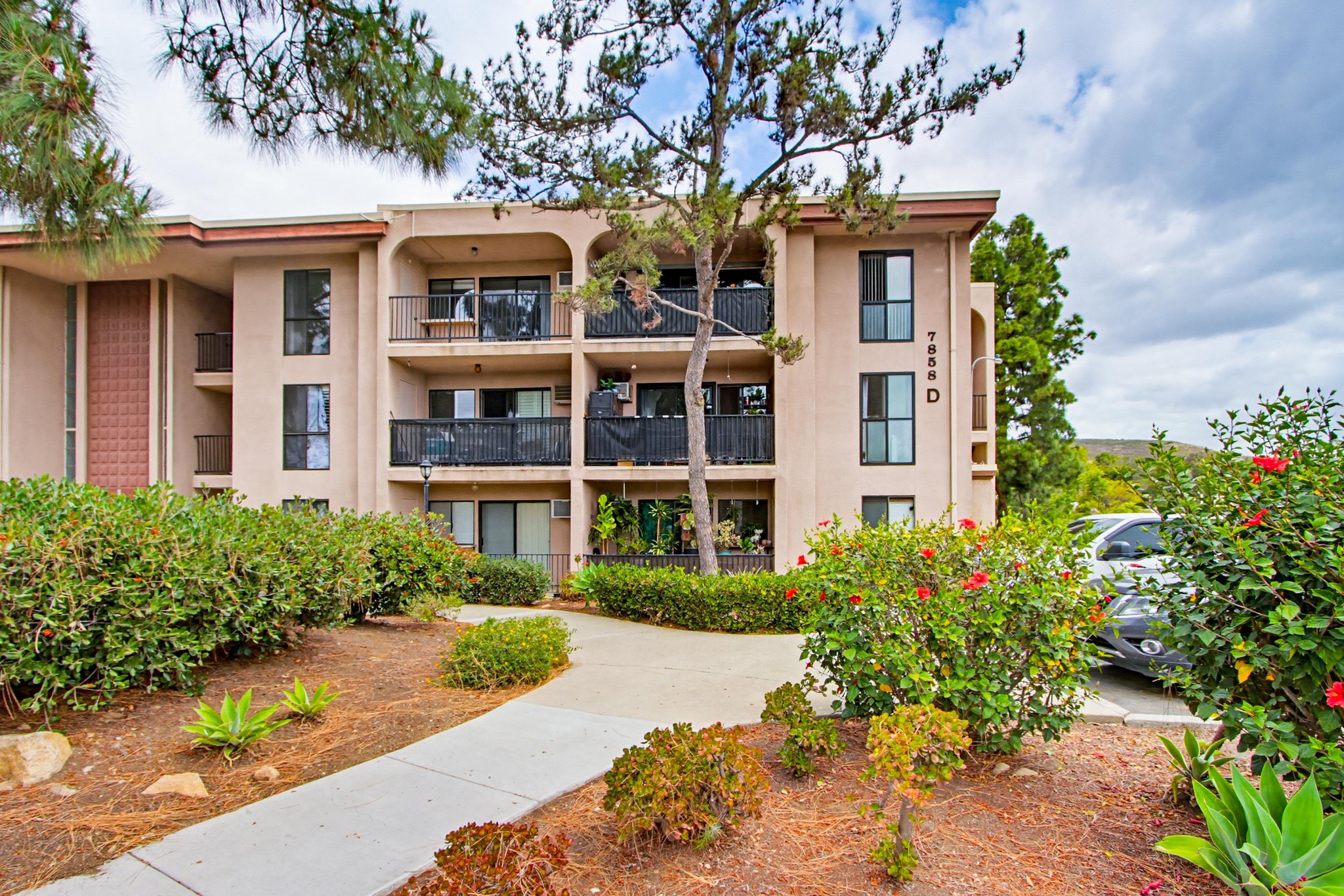 Virtual tour photo 3 of 31 for 7858 Cowles Mountain Ct