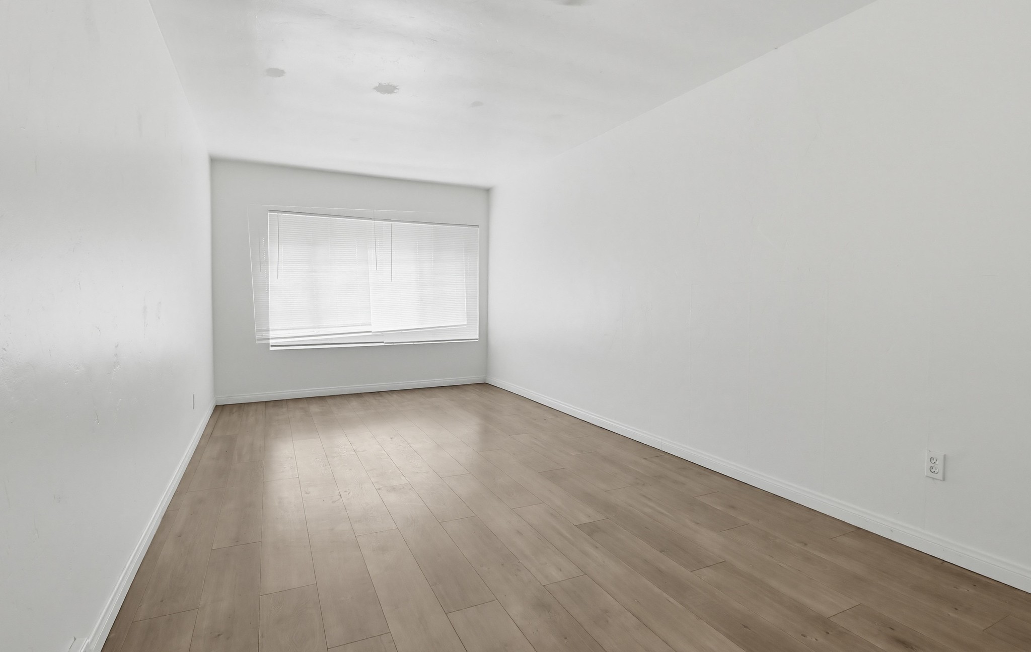 Virtual tour photo 13 of 39 for 7870 Broadway