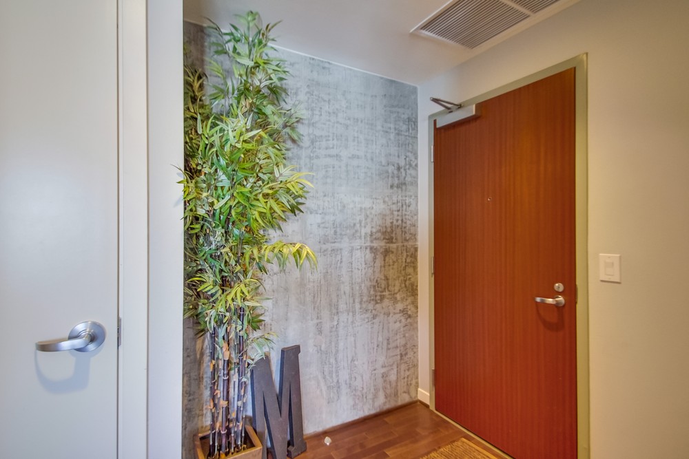 Virtual tour photo 1 of 33 for 800 The Mark Ln #1201
