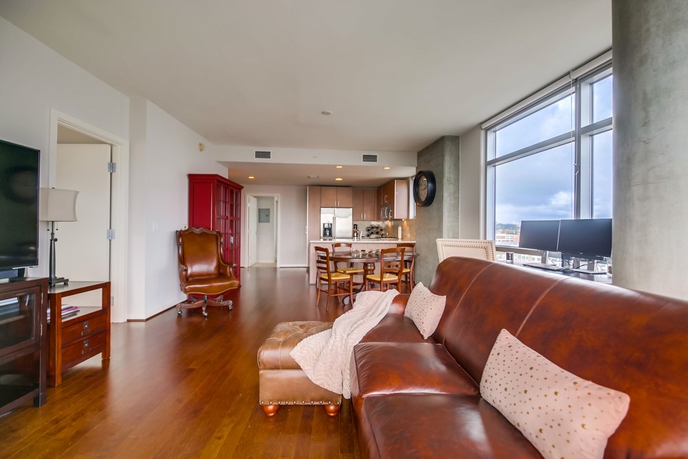 Virtual tour photo 6 of 33 for 800 The Mark Ln