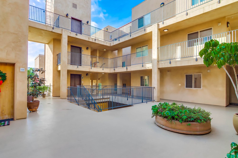 Virtual tour photo 7 of 33 for 801 W Hawthorn St UNIT 210