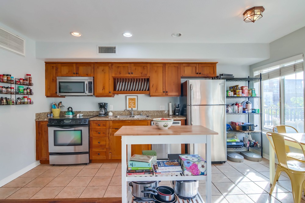 Virtual tour photo 18 of 33 for 801 W Hawthorn St UNIT 210