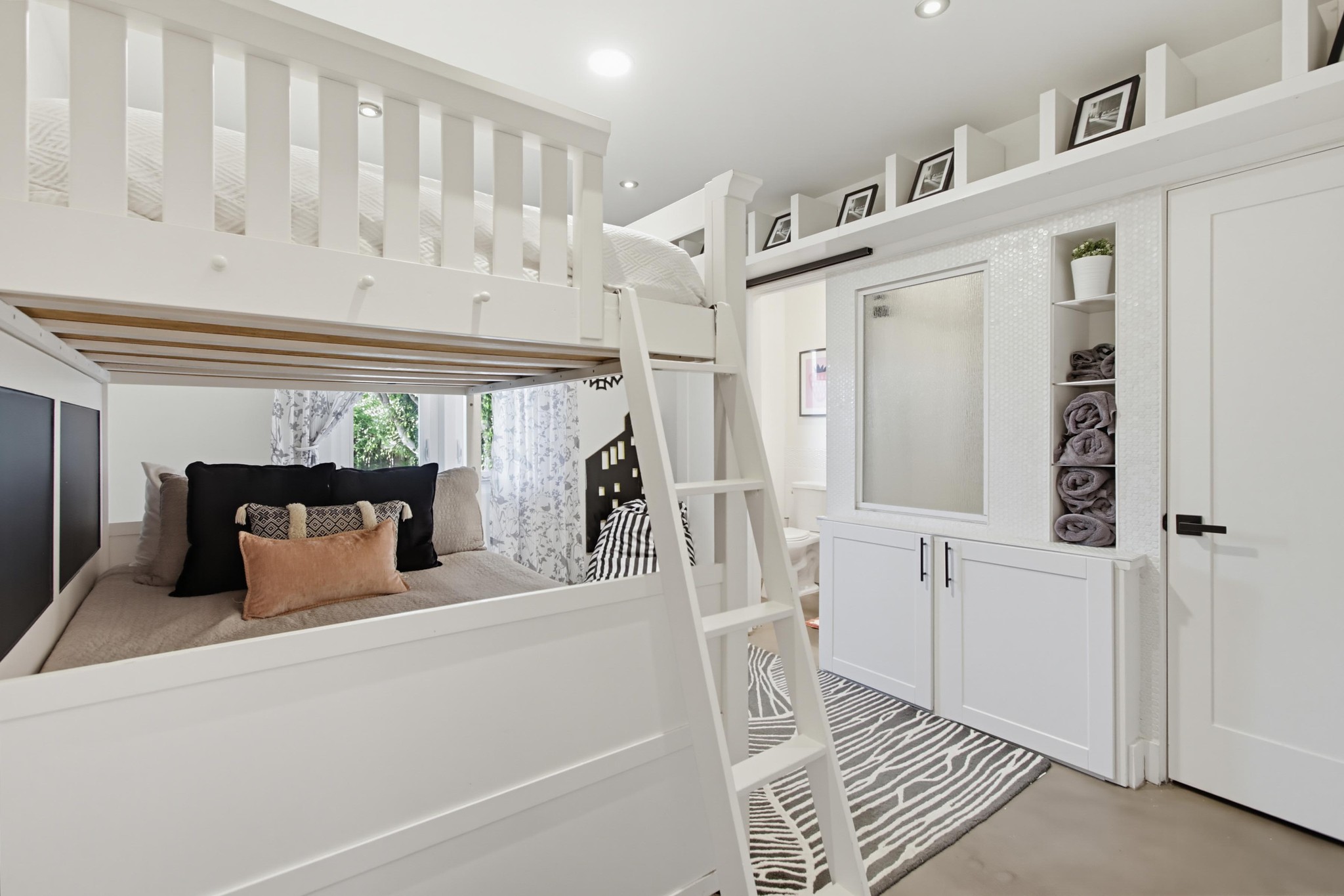 Virtual tour photo 34 of 129 for 8031 La Jolla Scenic Dr N