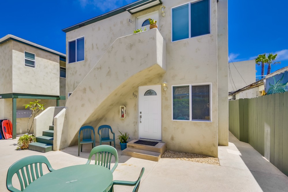 Virtual tour photo 3 of 25 for 805 Manhattan Court