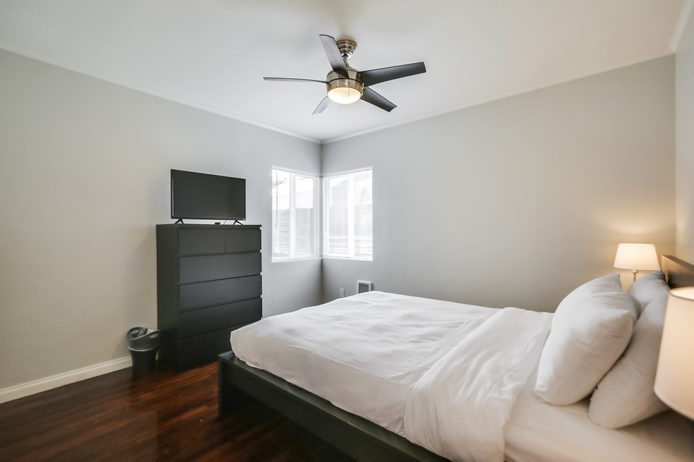 Virtual tour photo 18 of 25 for 805 Manhattan Court