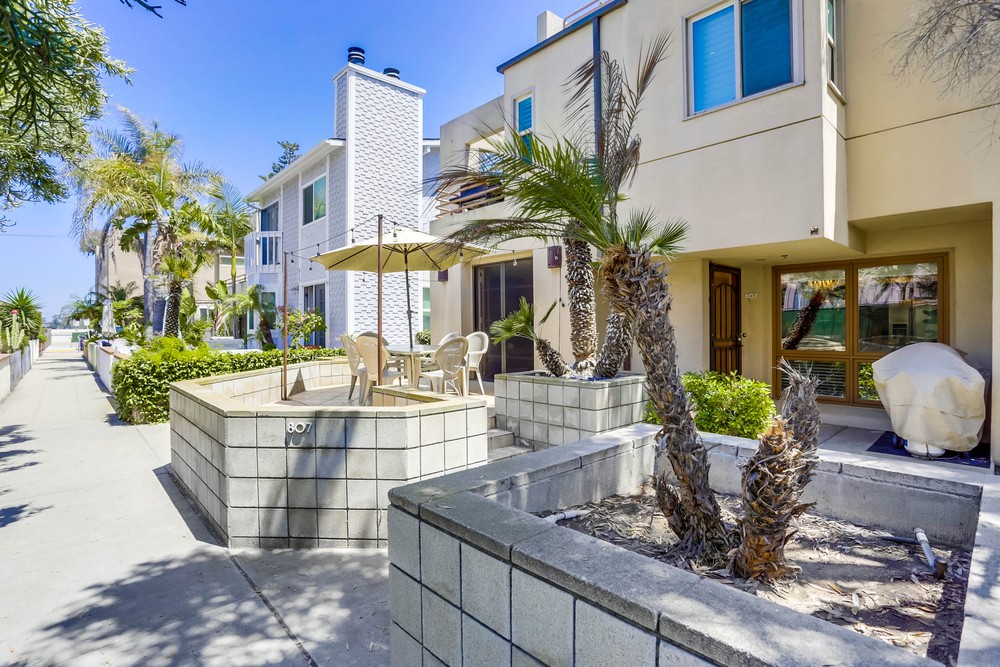 Virtual tour photo 1 of 30 for 807 Devon Court
