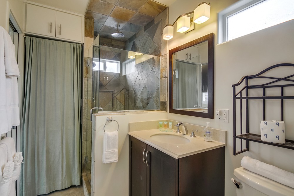 Virtual tour photo 32 of 34 for 807 Manhattan Ct