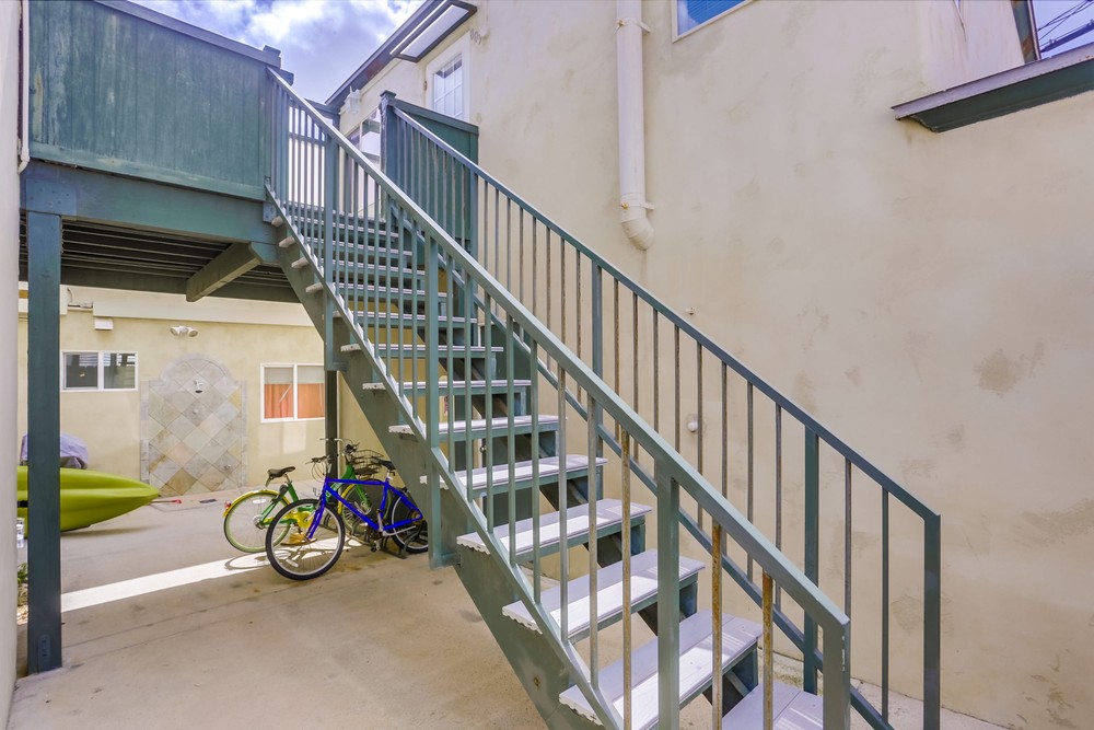 Virtual tour photo 1 of 28 for 809 Manhattan Ct