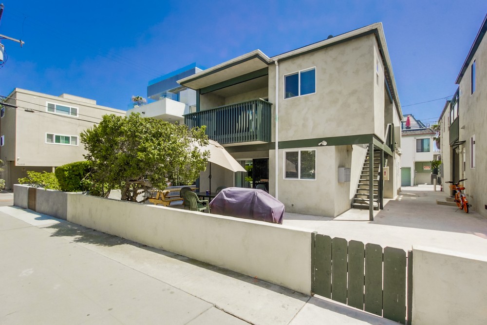 Virtual tour photo 1 of 32 for 811 Manhattan Ct