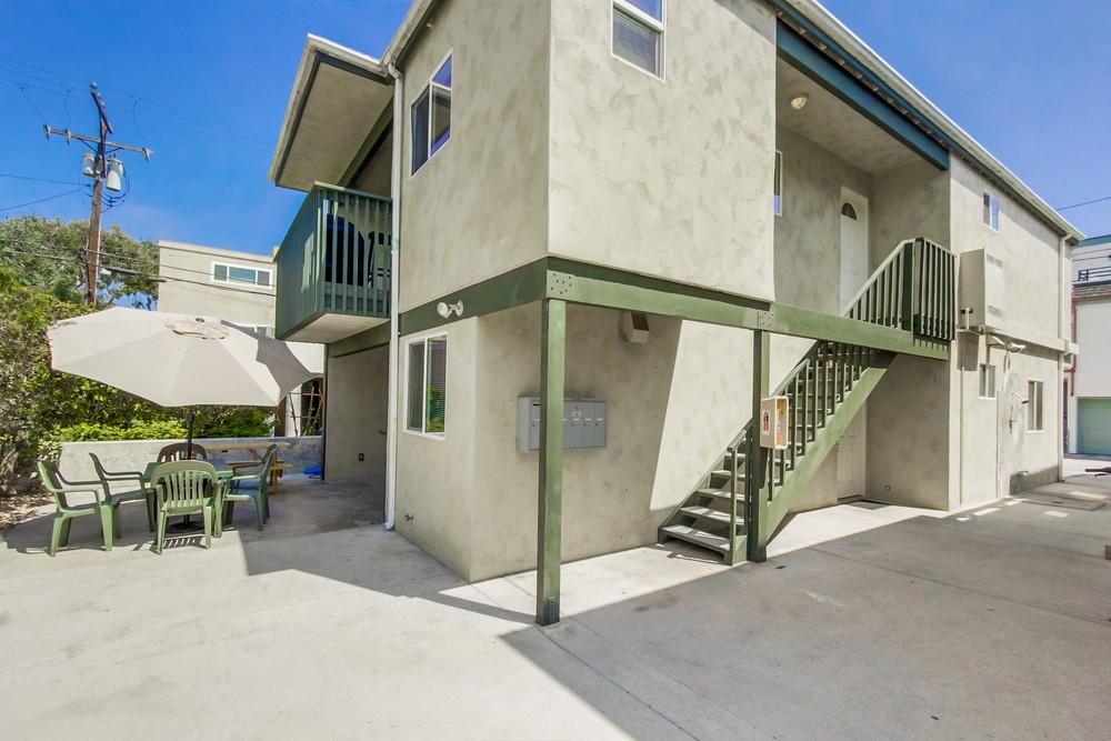 Virtual tour photo 4 of 32 for 811 Manhattan Ct