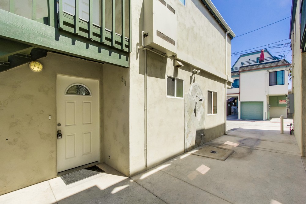 Virtual tour photo 8 of 32 for 811 Manhattan Ct