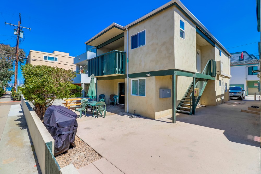 Virtual tour photo 1 of 44 for 813 Manhattan Ct
