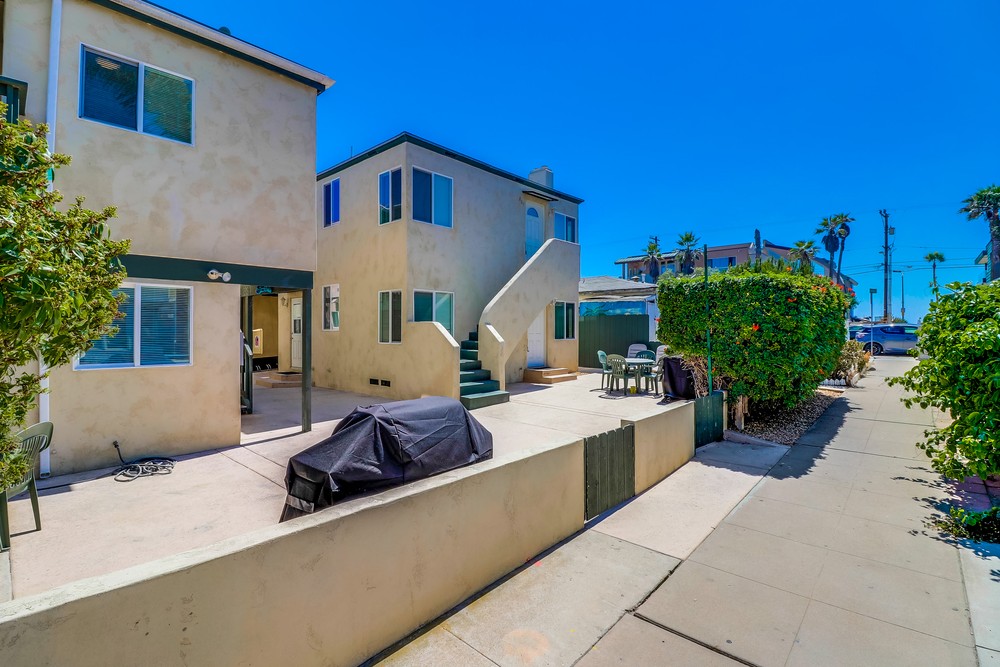 Virtual tour photo 3 of 44 for 813 Manhattan Ct