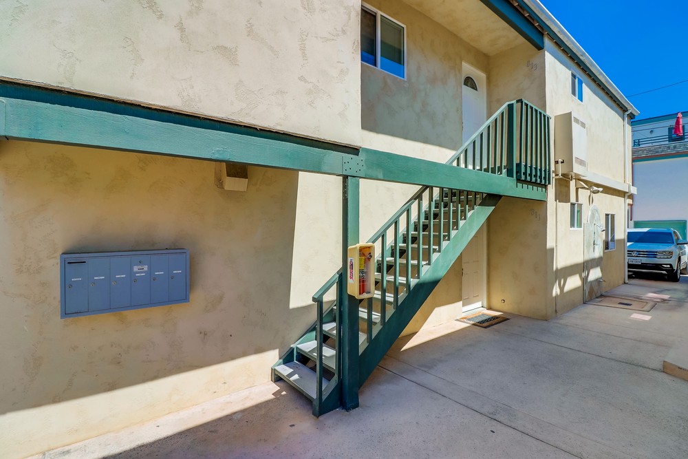 Virtual tour photo 4 of 44 for 813 Manhattan Ct