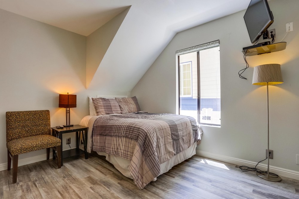 Virtual tour photo 25 of 28 for 822 Santa Clara Pl
