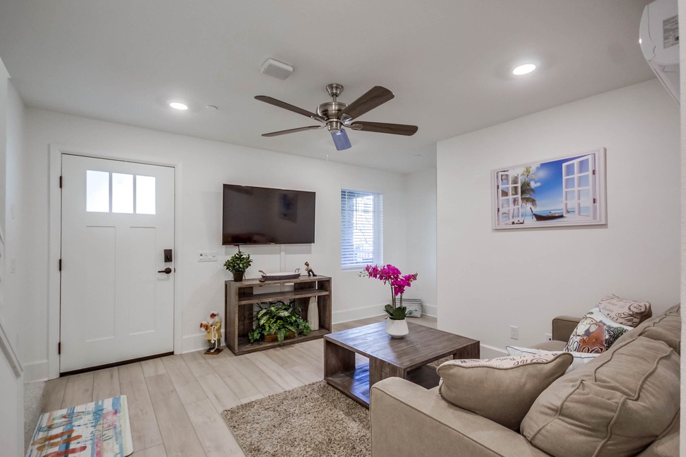 Virtual tour photo 13 of 57 for 825 Santa Barbara Pl