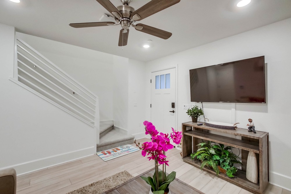 Virtual tour photo 16 of 64 for 825 Santa Barbara Pl