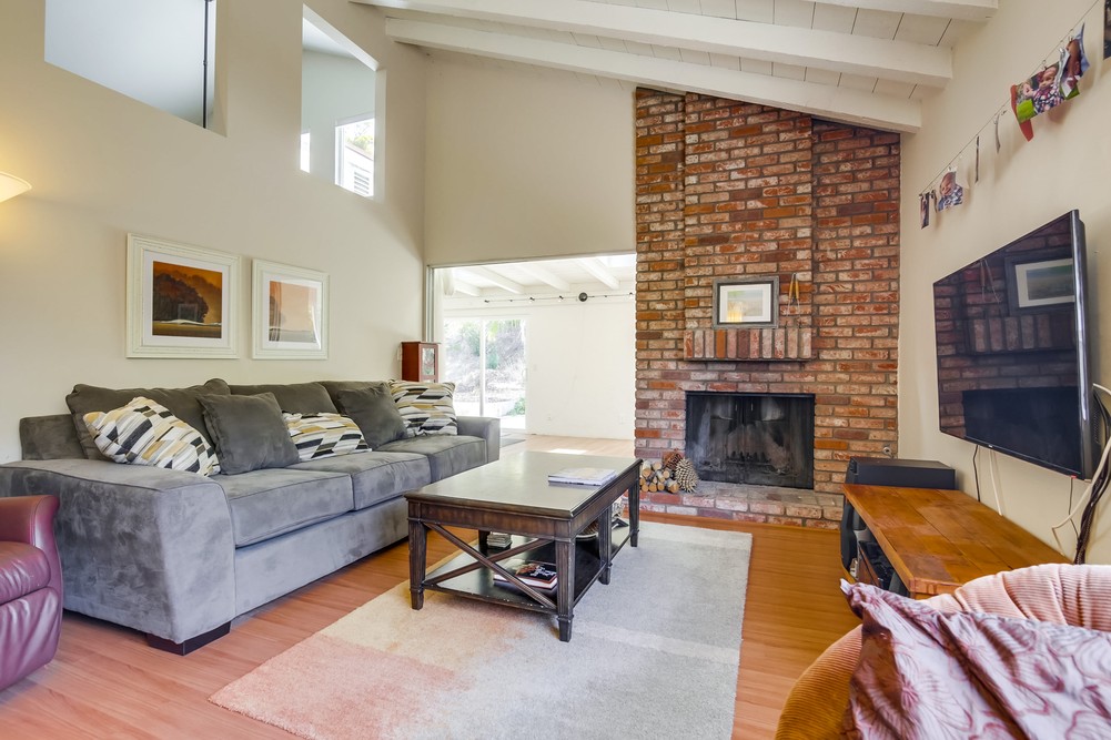 Virtual tour photo 17 of 44 for 8250 Hillandale Dr