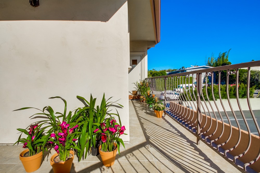 Virtual tour photo 1 of 40 for 737 1/2 Agate St 