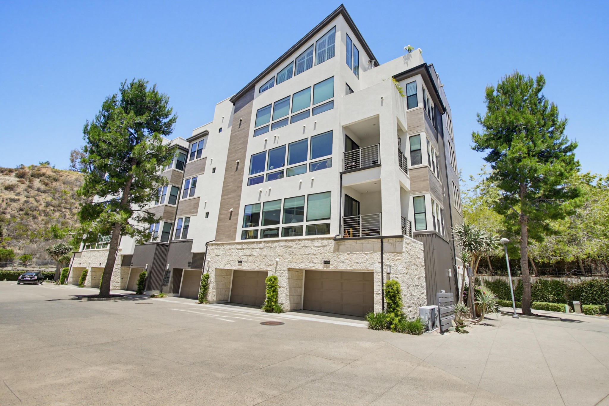 Virtual tour photo 1 of 85 for 8442 Distinctive Dr