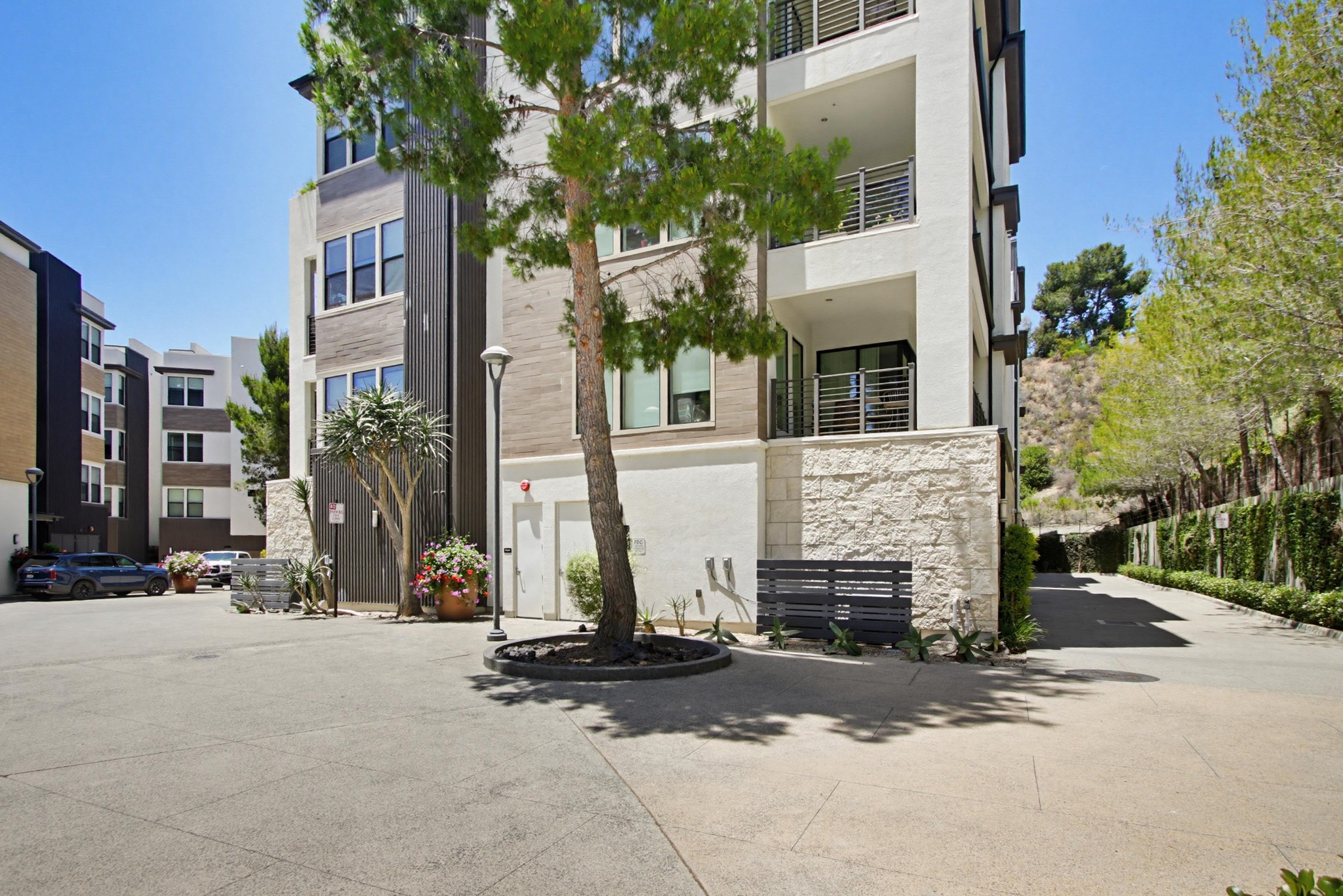 Virtual tour photo 3 of 85 for 8442 Distinctive Dr