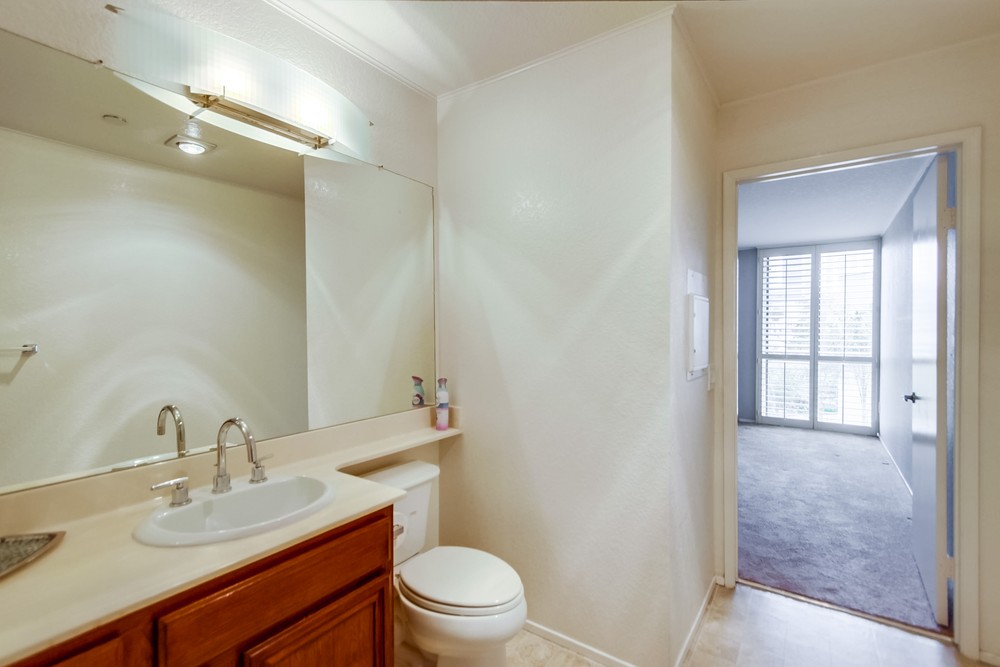 Virtual tour photo 32 of 41 for 850 State St #328