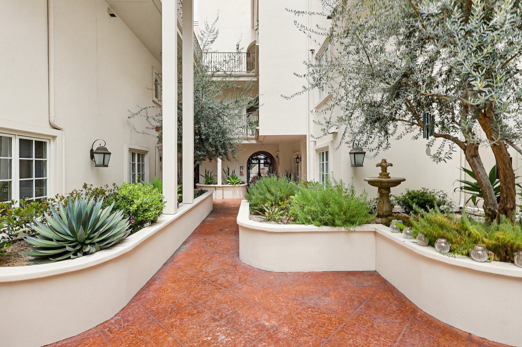 Virtual tour photo 6 of 103 for 851 N San Vicente Blvd