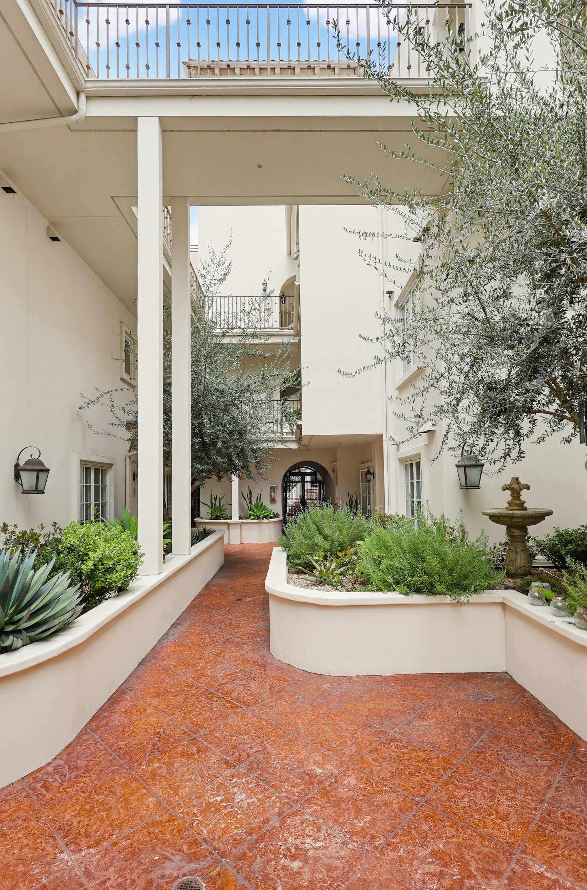 Virtual tour photo 7 of 103 for 851 N San Vicente Blvd