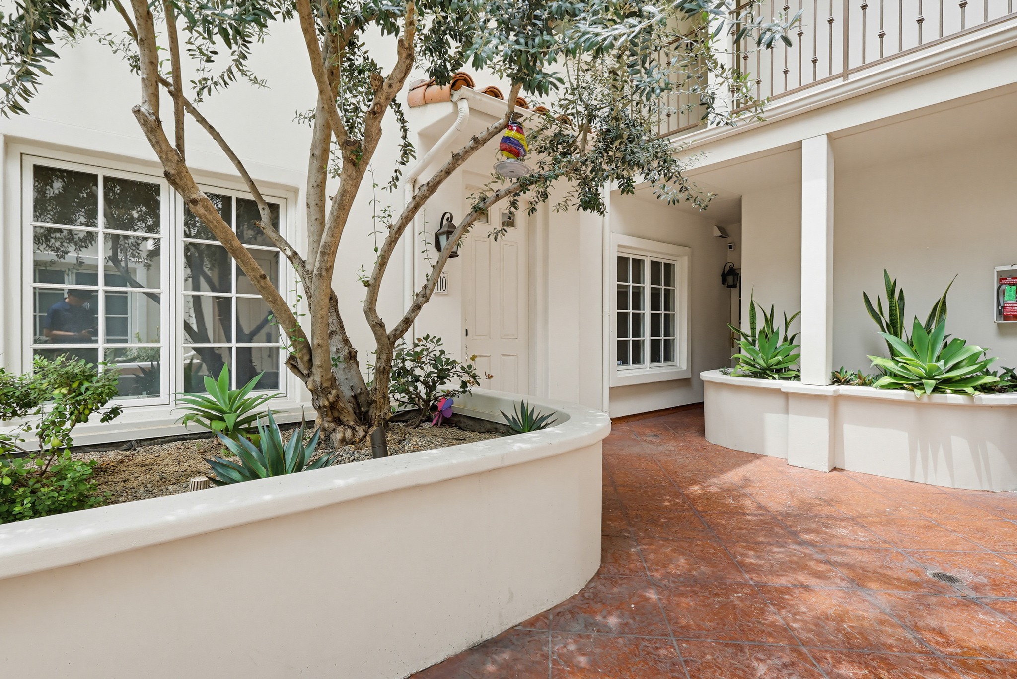 Virtual tour photo 13 of 103 for 851 N San Vicente Blvd