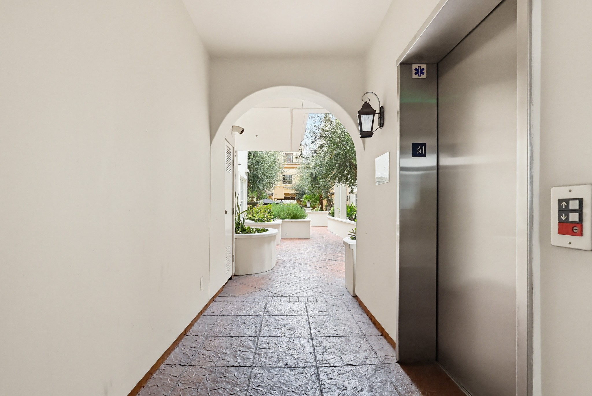 Virtual tour photo 80 of 103 for 851 N San Vicente Blvd
