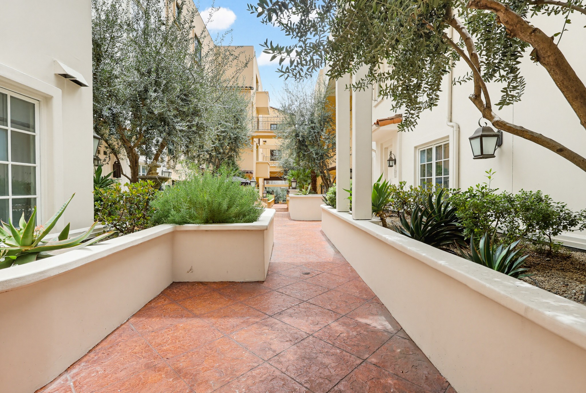 Virtual tour photo 81 of 103 for 851 N San Vicente Blvd