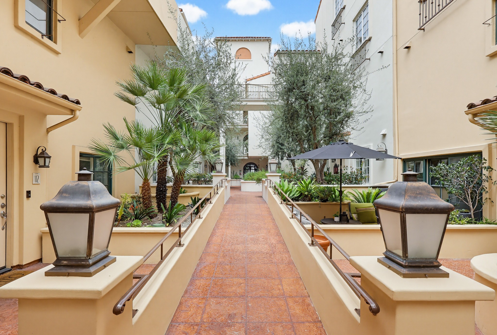 Virtual tour photo 82 of 103 for 851 N San Vicente Blvd