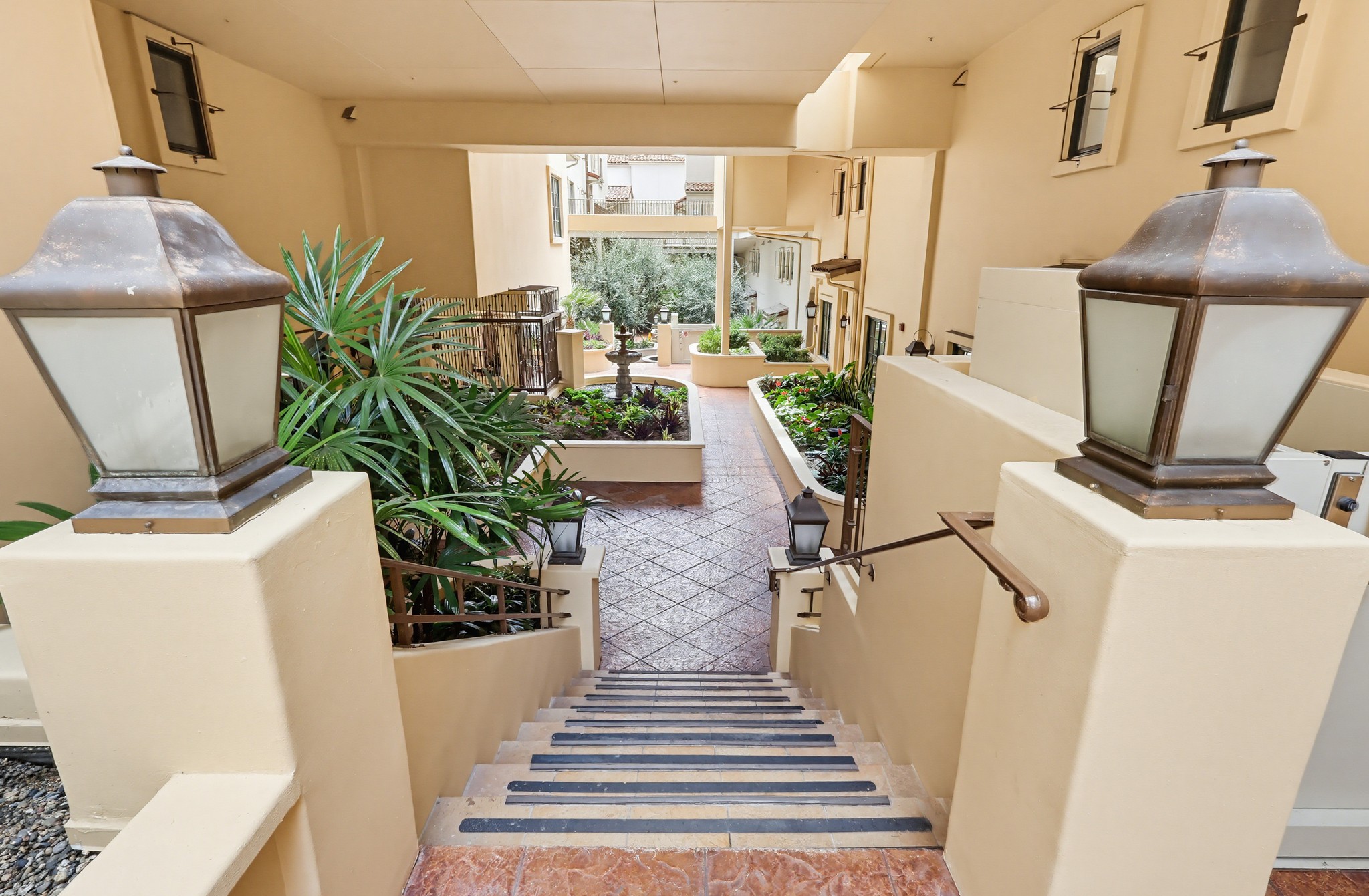 Virtual tour photo 83 of 103 for 851 N San Vicente Blvd