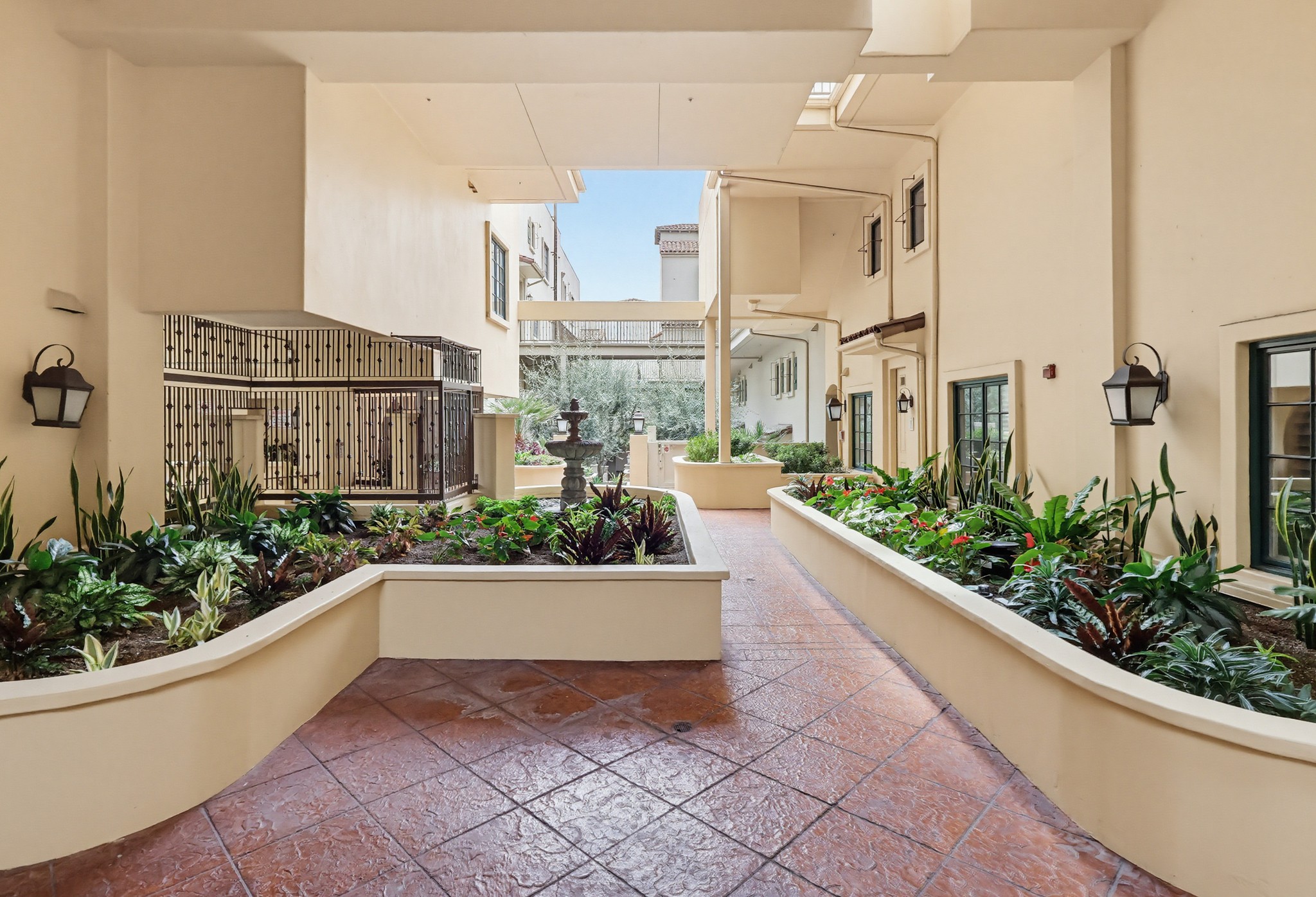 Virtual tour photo 84 of 103 for 851 N San Vicente Blvd