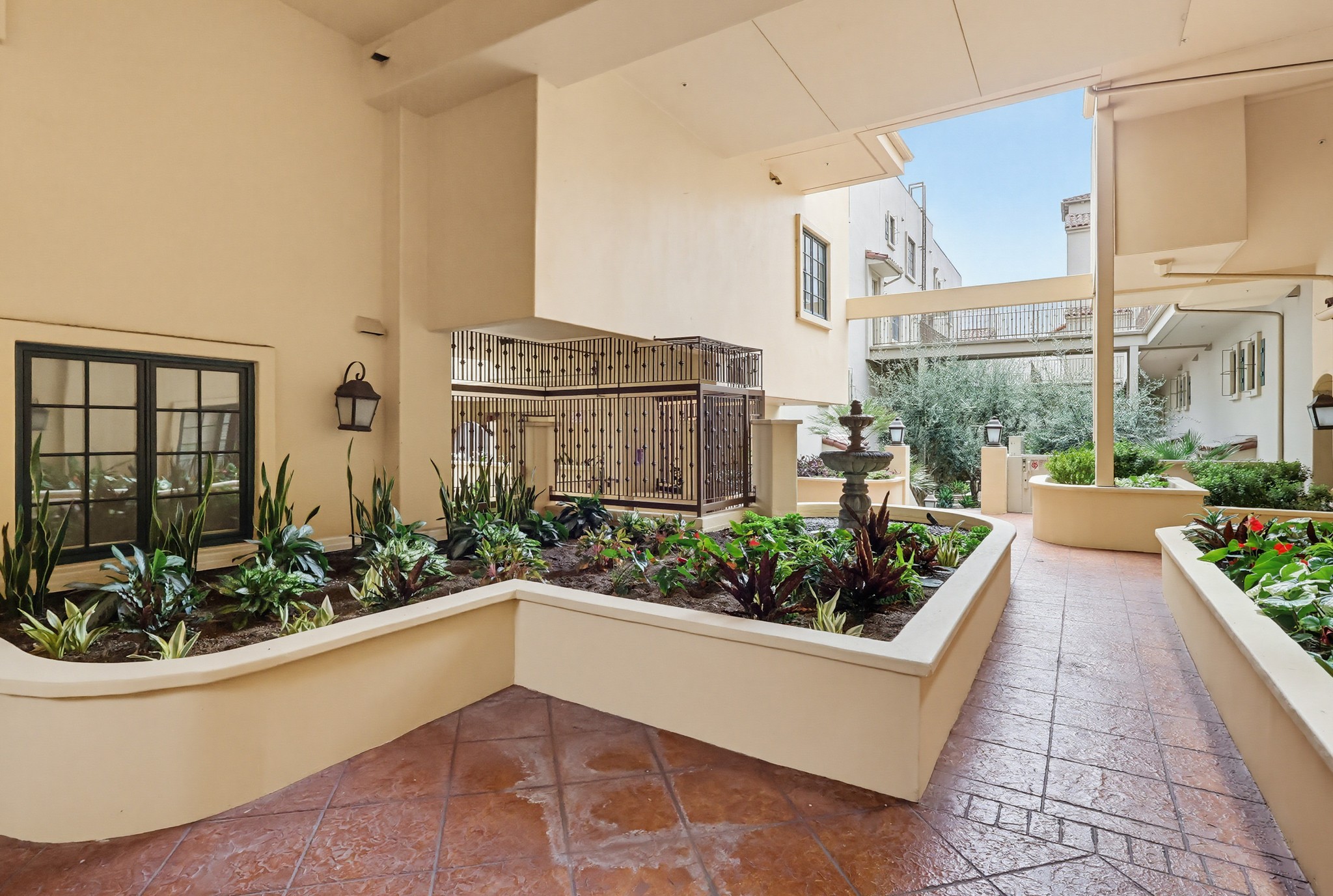 Virtual tour photo 85 of 103 for 851 N San Vicente Blvd