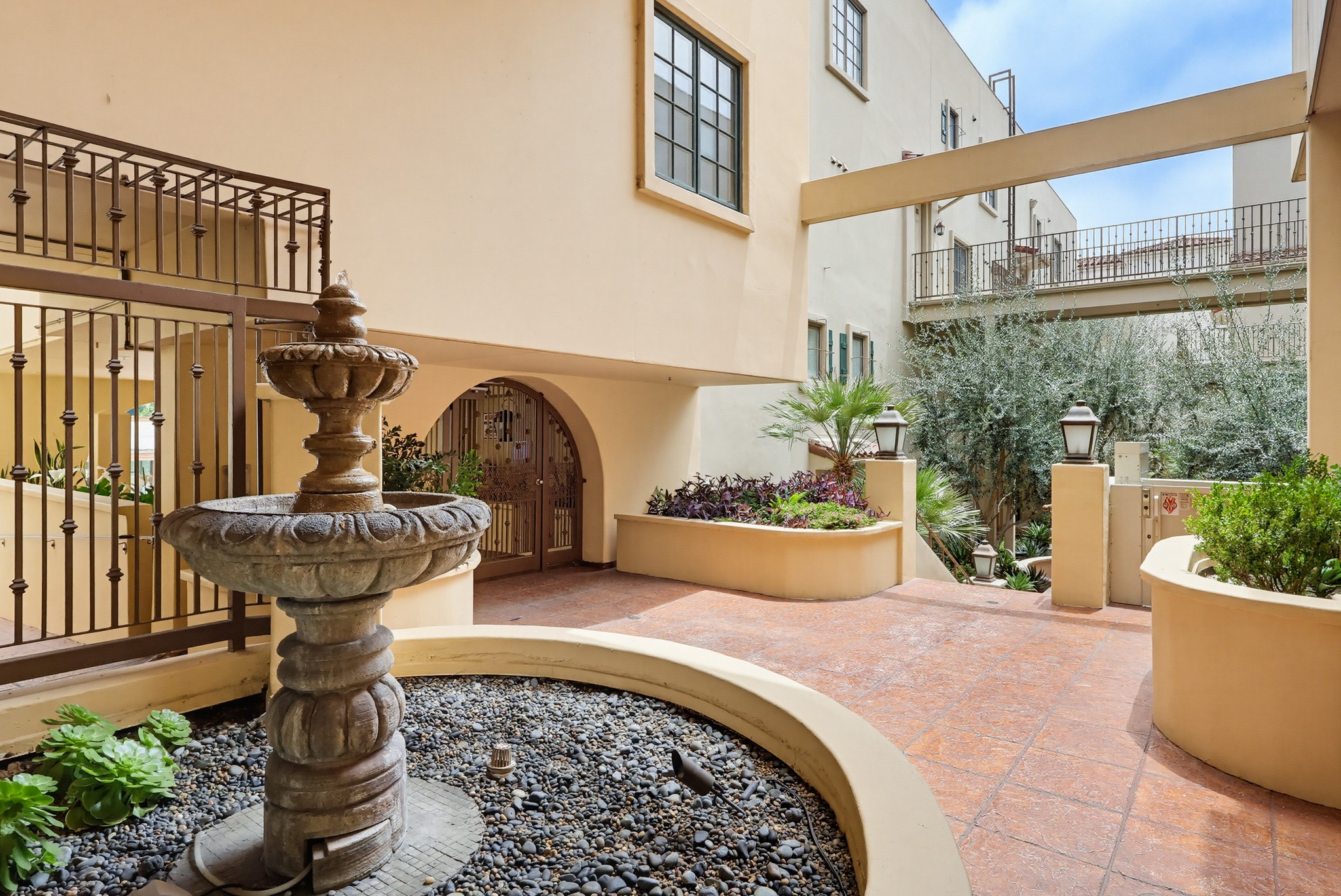 Virtual tour photo 87 of 103 for 851 N San Vicente Blvd