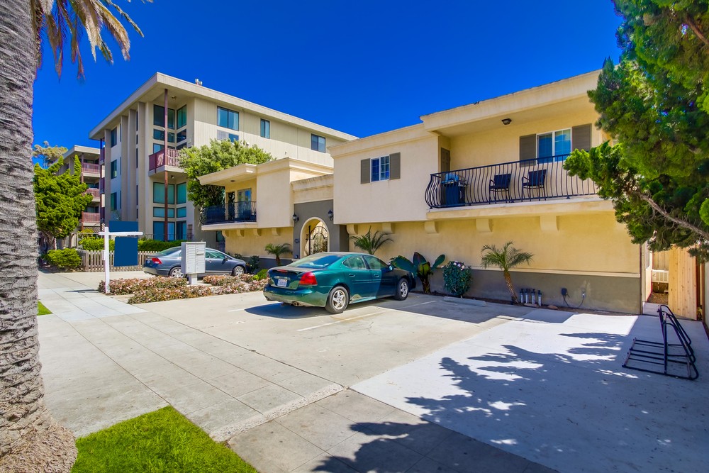 Virtual tour photo 3 of 32 for 853 Thomas Ave #1