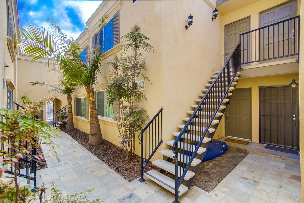 Virtual tour photo 7 of 32 for 853 Thomas Ave #1