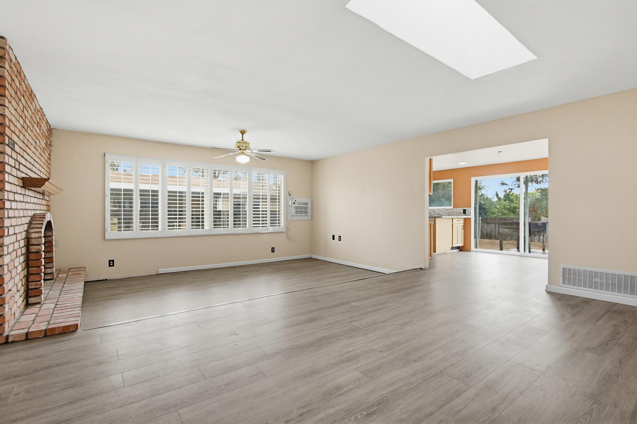 Virtual tour photo 7 of 38 for 8549 De Vos Dr