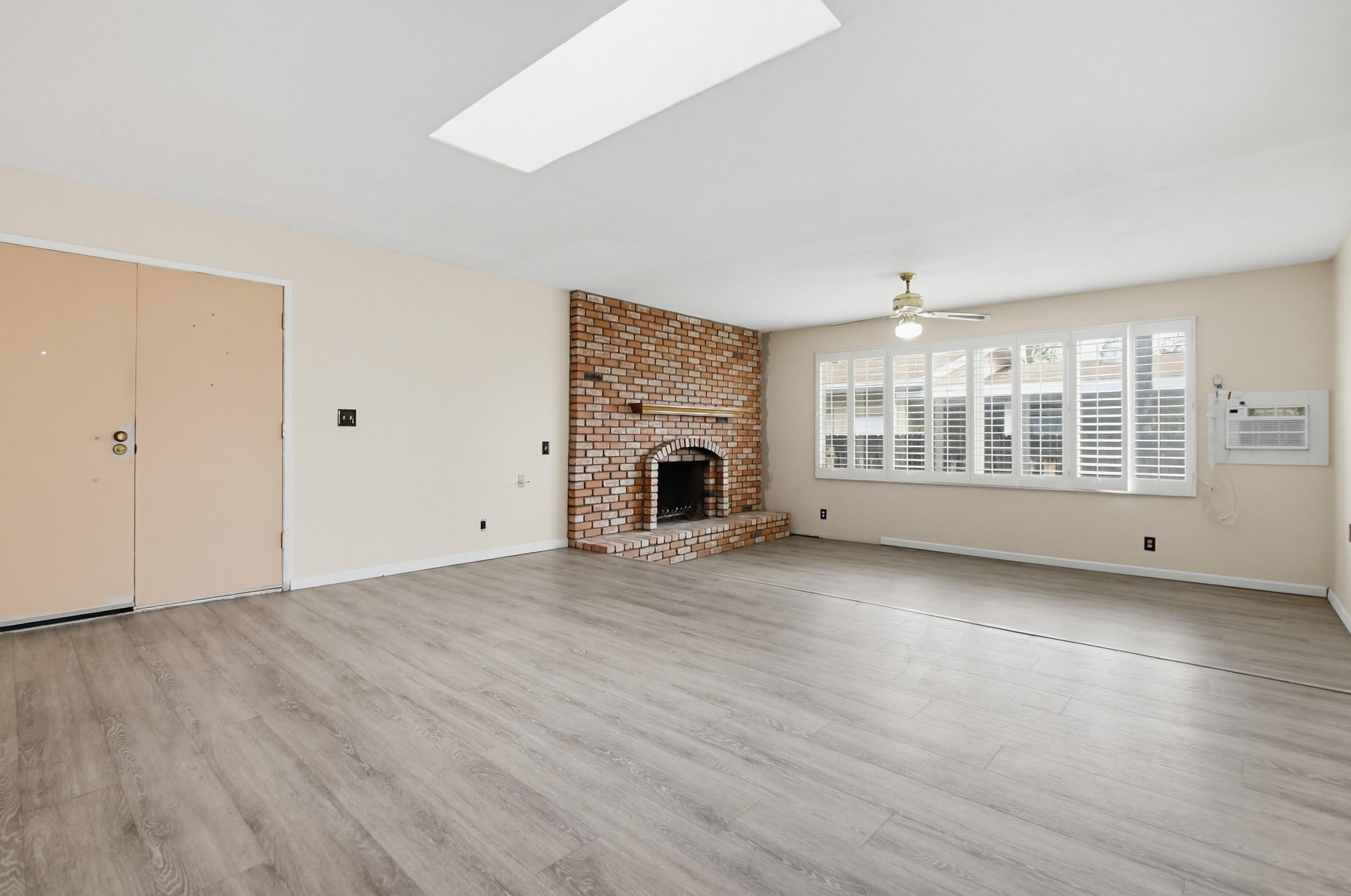 Virtual tour photo 8 of 38 for 8549 De Vos Dr